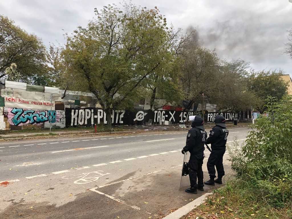 Rauch steigt über dem Gelände in Berlin-Mitte auf. Die Bewohner wehren sich gegen die Räumung.