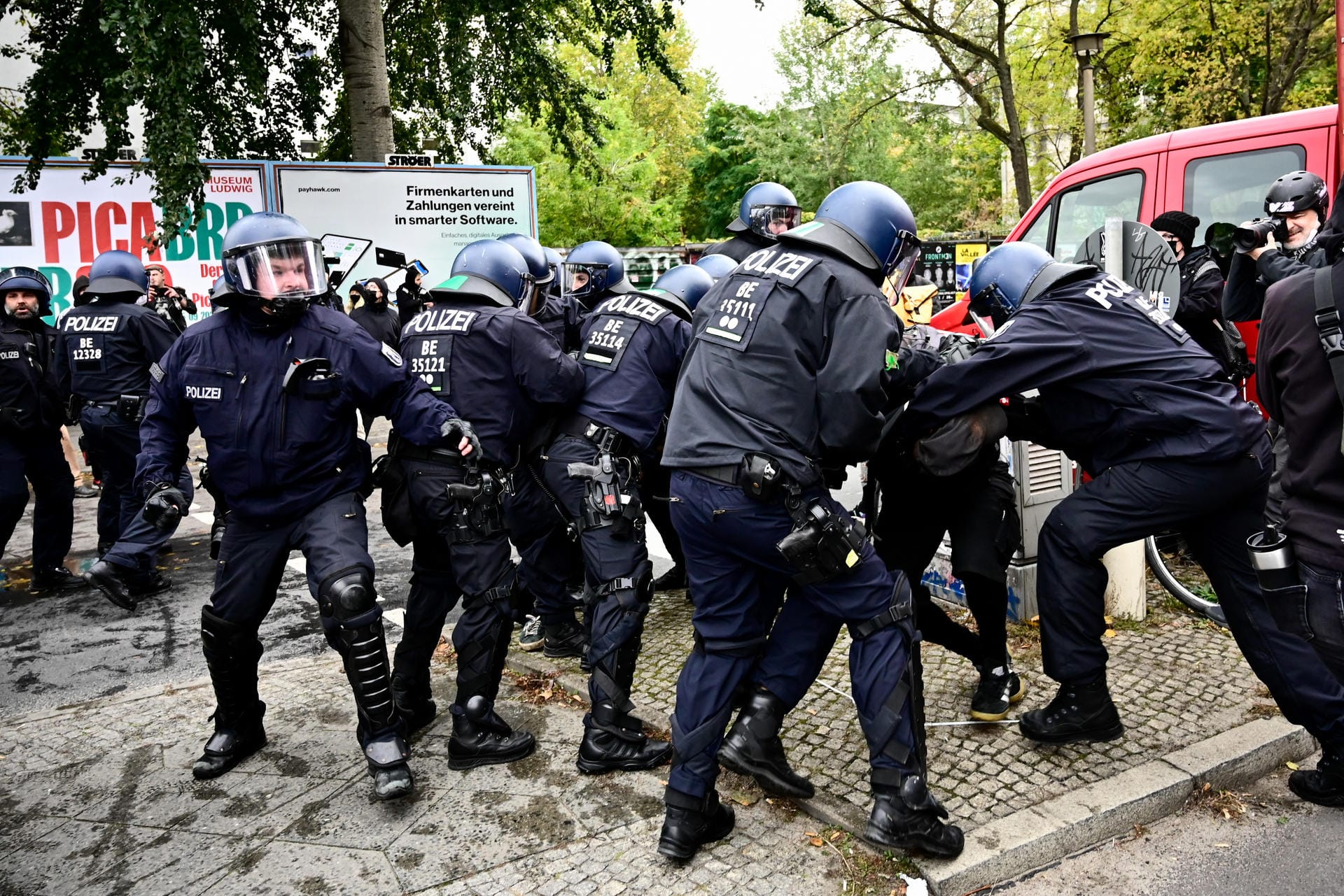 Polizisten verhaften einen Demonstranten. Die sogenannte Wagenburg "Köpi" wird am Freitag geräumt.