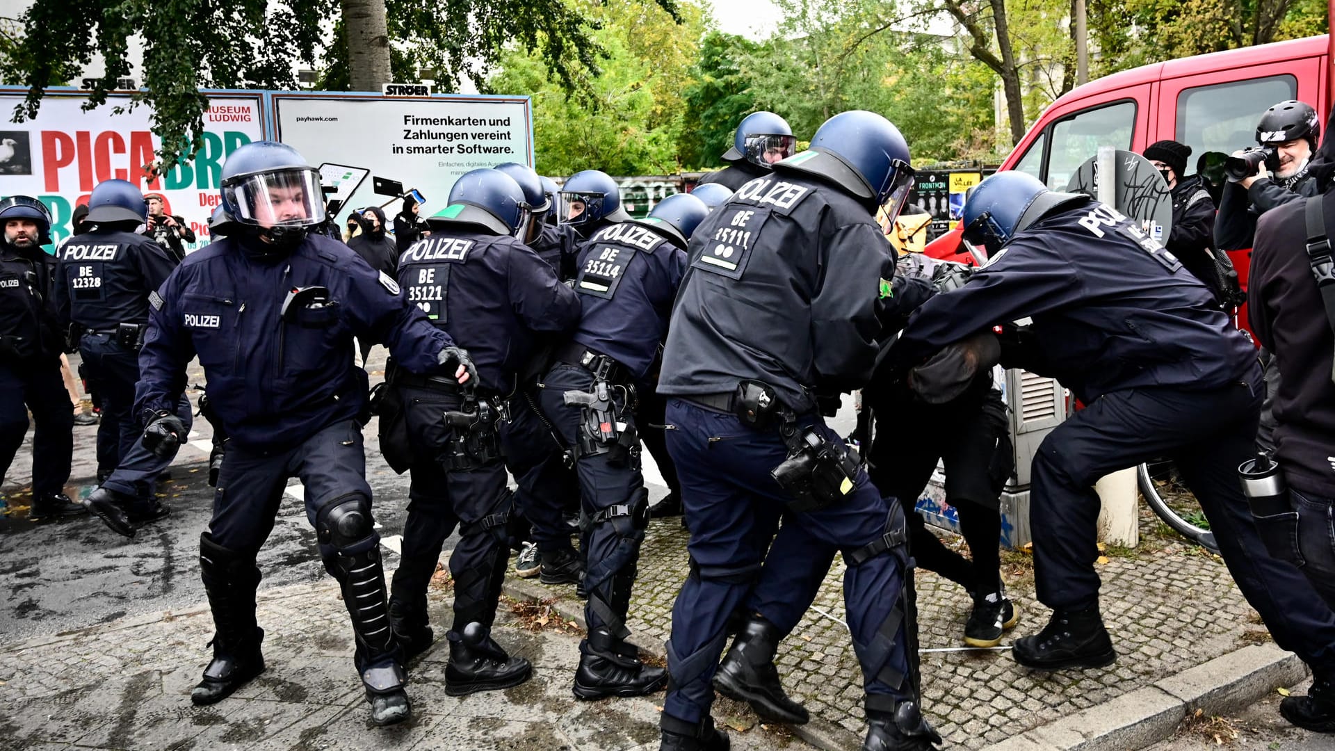 Polizisten verhaften einen Demonstranten. Die sogenannte Wagenburg "Köpi" wird am Freitag geräumt.