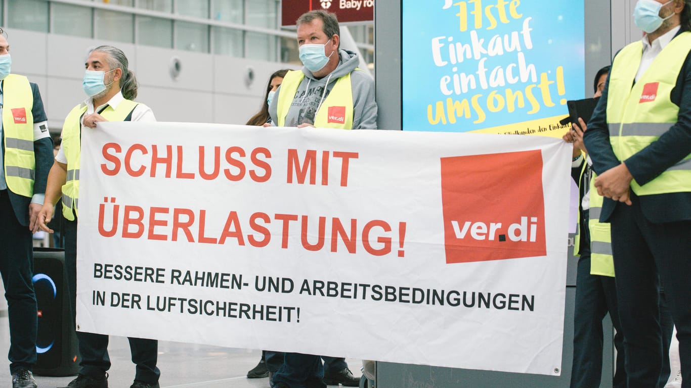 Sicherheitskräfte demonstrieren für bessere Arbeitsbedingungen am Flughafen Düsseldorf: Seit Wochen berichten die Kontrolleure von Überlastung.