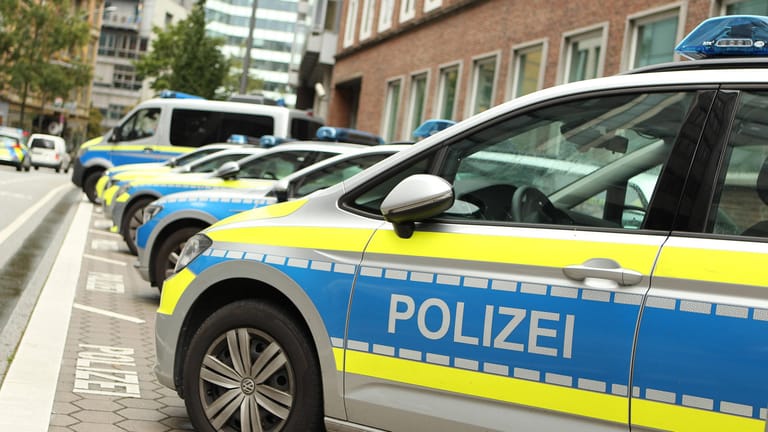Einsatzwagen der Hamburger Polizei stehen vor dem Polizeikommissariat 14 in Hamburg (Symbolbild): Die Kollegen trauern um einen jungen Polizisten, der nach einer Übung plötzlich verstorben ist.