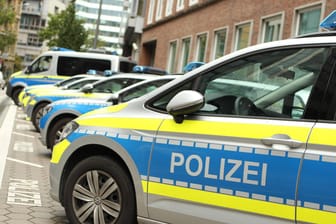 Einsatzwagen der Hamburger Polizei stehen vor dem Polizeikommissariat 14 in Hamburg (Symbolbild): Die Kollegen trauern um einen jungen Polizisten, der nach einer Übung plötzlich verstorben ist.