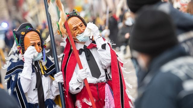 Faschingsnarren mit OP-Masken: In Stuttgart darf wieder Fasching gefeiert werden.