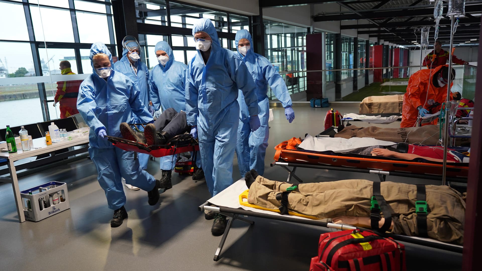 Rettungskräfte versorgen Dummy-Patienten: Bei der Übung proben Einsatzkräfte und Behörden die Zusammenarbeit bei Seuchen oder terroristischen Angriffen. Rettungskräfte versorgen Dummy-Patienten: Bei der Übung proben Einsatzkräfte und Behörden die Zusammenarbeit bei Seuchen oder terroristischen Angriffen.