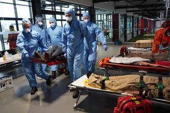 Rettungskräfte versorgen Dummy-Patienten: Bei der Übung proben Einsatzkräfte und Behörden die Zusammenarbeit bei Seuchen oder terroristischen Angriffen.