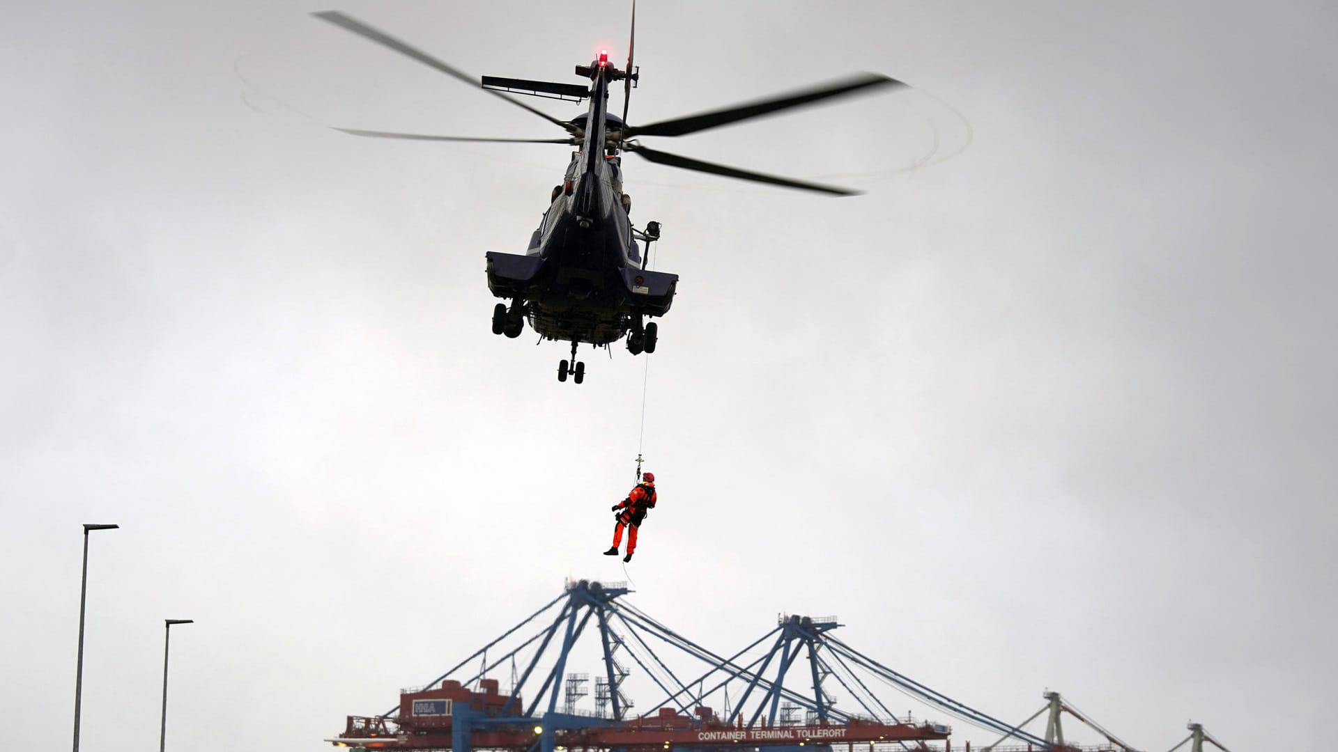 Hier ist Teamarbeit nötig: Ein Hubschrauber der Bundespolizei seilt Rettungskräfte auf das Gelände des Cruise Centers ab.