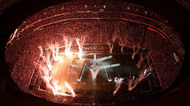 Zeitintensiv: Die Halbzeitshow beim Finale des Super Bowl in den USA. Zeitintensiv: Die Halbzeitshow beim Finale des Super Bowl in den USA.