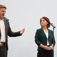 Die Vorsitzenden von Grünen, FDP und SPD nach den Sondierungsverhandlungen. Die drei Parteien wollen nun Koalitionsverhandlungen führen.