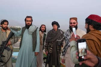 Taliban-Kämpfer in Afghanistan: Das Zurschaustellen von Leichen wird von den Taliban fortan eingeschränkt.