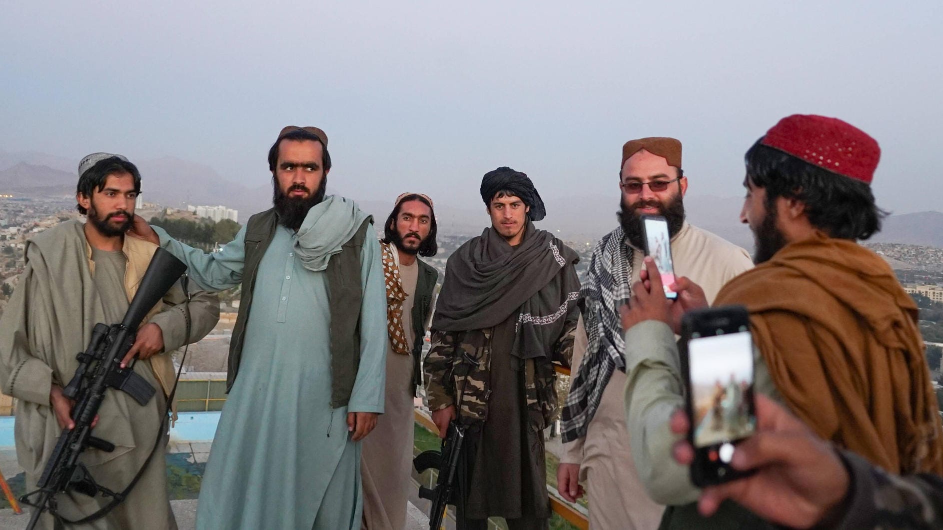 Taliban-Kämpfer in Afghanistan: Das Zurschaustellen von Leichen wird von den Taliban fortan eingeschränkt. Taliban-Kämpfer in Afghanistan: Das Zurschaustellen von Leichen wird von den Taliban fortan eingeschränkt.