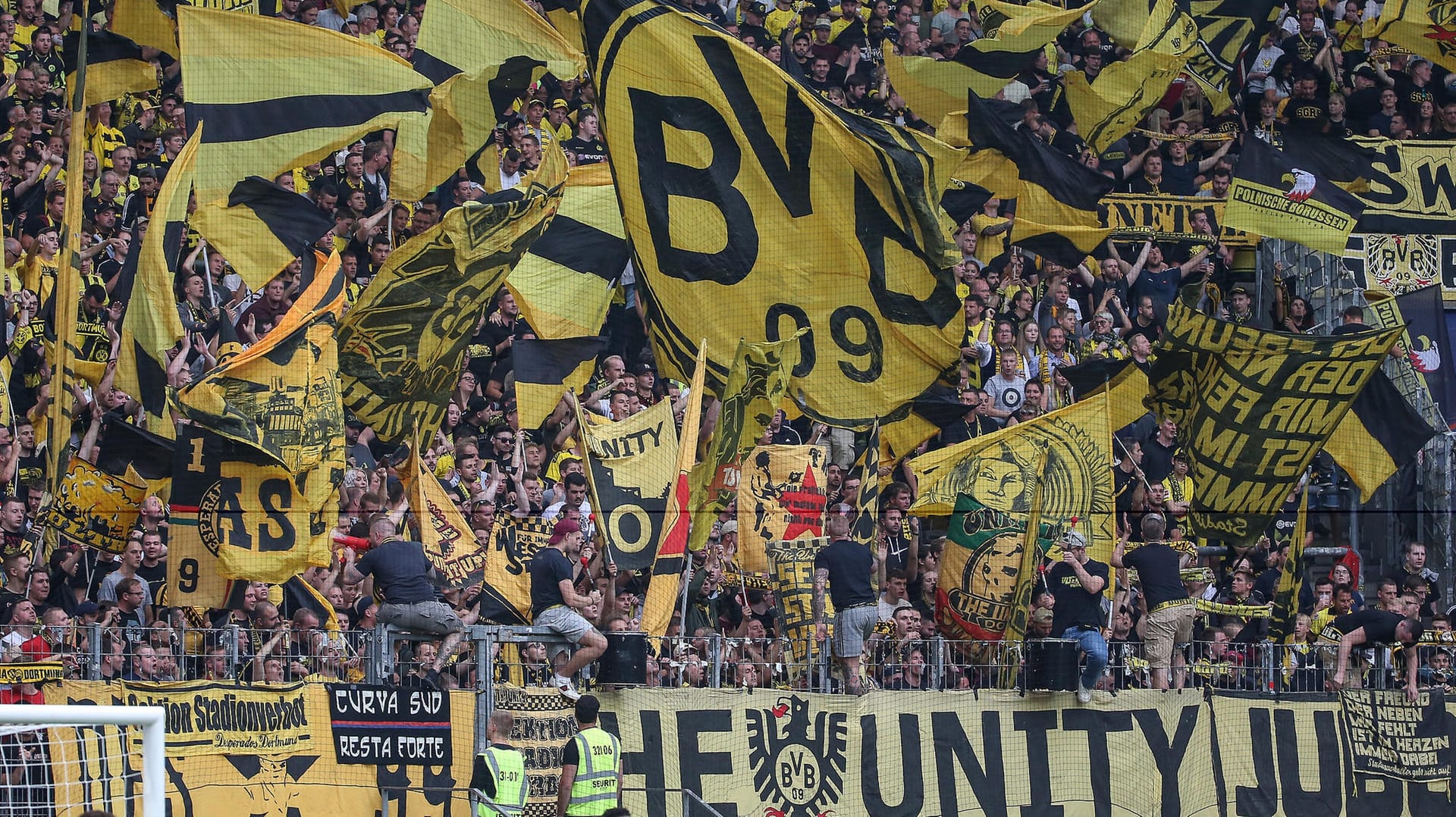 Borussia Dortmund Fans schwenken Ihre Fahnen (Archivbild): Die Ultras von "The Unity" kehren noch nicht wieder ins Stadion zurück.