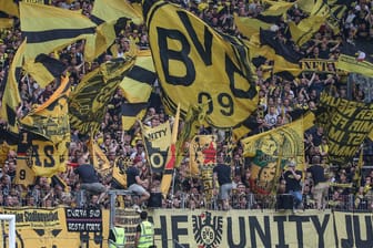 Borussia Dortmund Fans schwenken Ihre Fahnen (Archivbild): Die Ultras von "The Unity" kehren noch nicht wieder ins Stadion zurück.