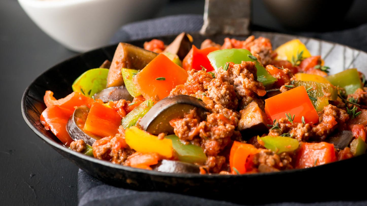 Farbenfroh und gesund: Paprika und Aubergine sind eine leckere Bereicherung für die Hackfleisch-Pfanne.