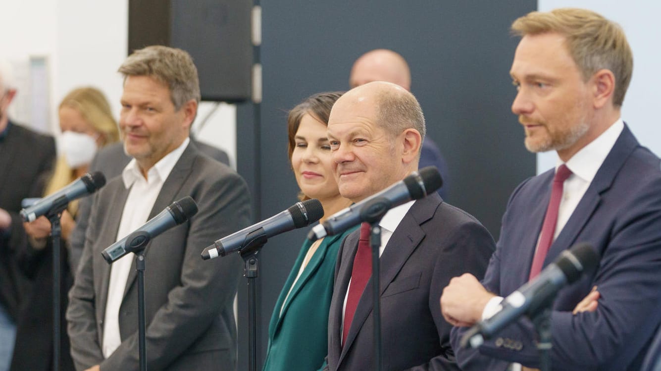 Pressekonferenz der Ampel-Sondierer: Und Olaf Scholz lächelt.