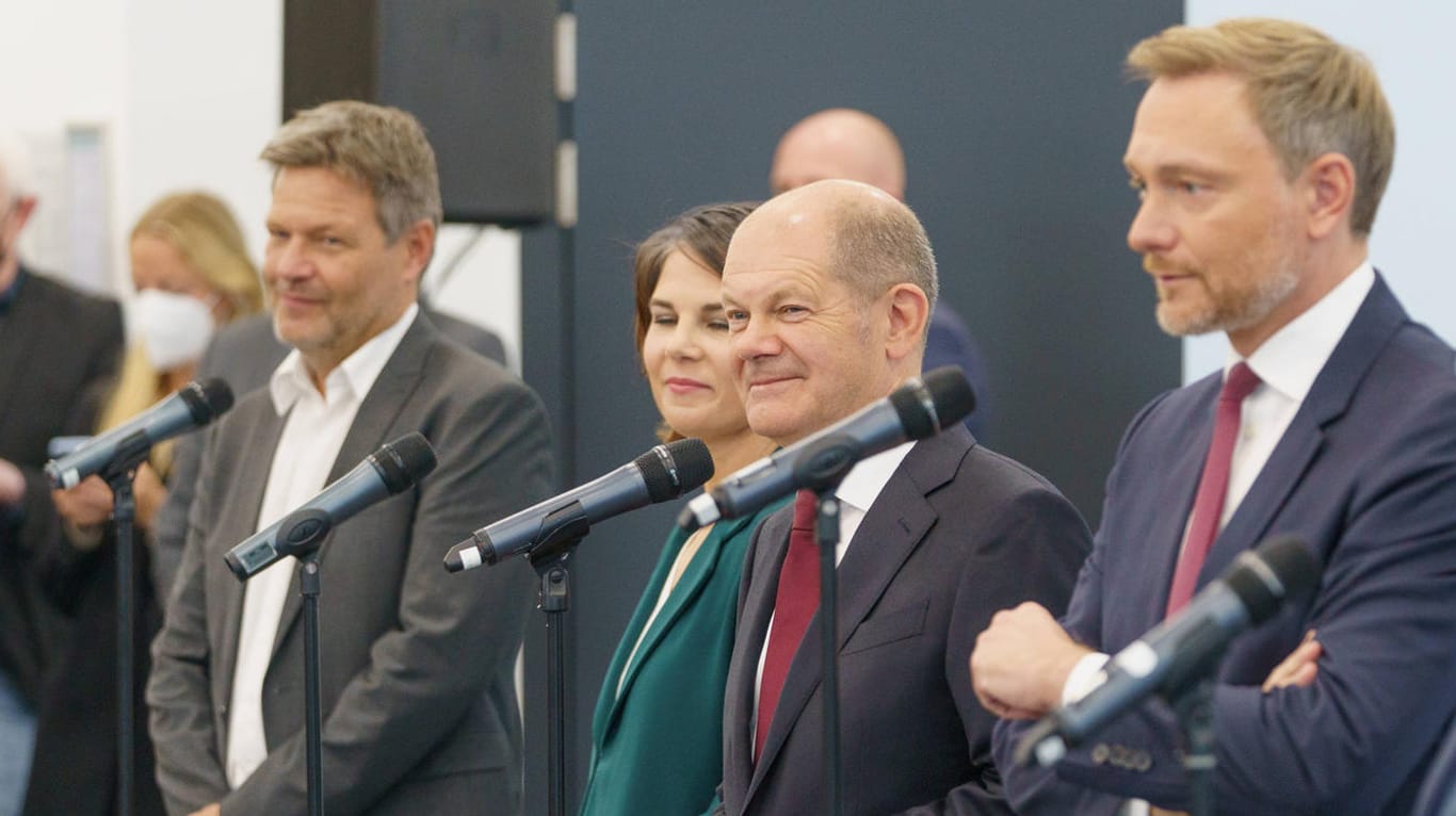 Pressekonferenz der Ampel-Sondierer: Und Olaf Scholz lächelt.