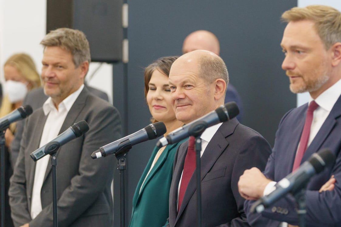 Pressekonferenz der Ampel-Sondierer: Und Olaf Scholz lächelt.