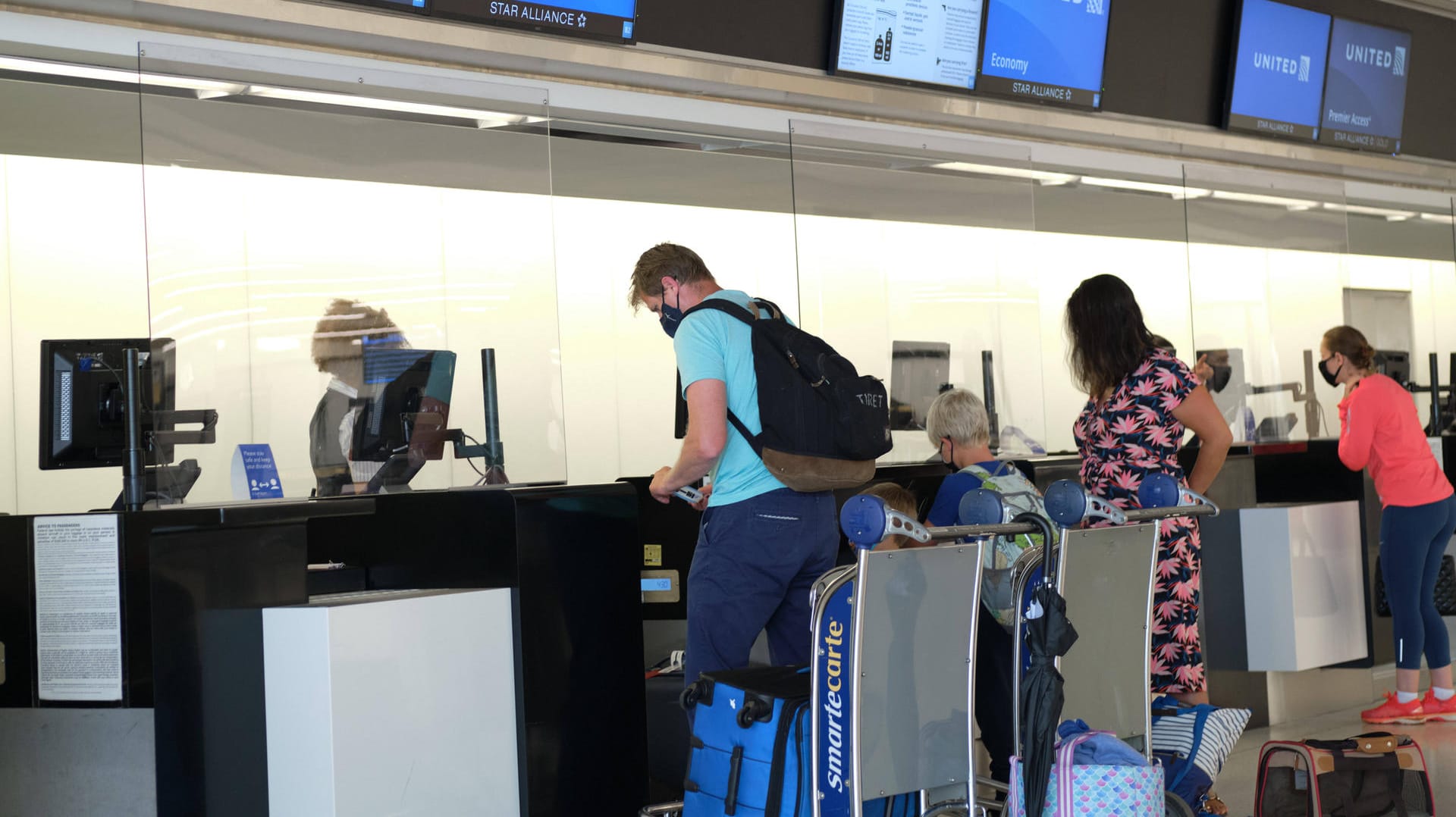 Reisende am New Yorker Flughafen "John F. Kennedy": Ab November können vollständig Geimpfte mit einem negativen Corona-Test wieder in die USA einreisen. (Archivfoto)