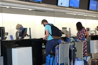 Reisende am New Yorker Flughafen "John F. Kennedy": Ab November können vollständig Geimpfte mit einem negativen Corona-Test wieder in die USA einreisen. (Archivfoto)