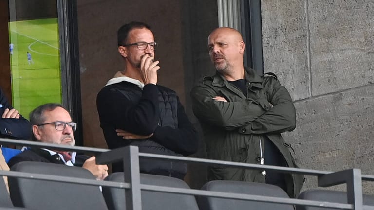 Hertha-Geschäftsführer Fredi Bobic im Gespräch mit Kaderplaner Dirk Dufner: Der BSC steckt aktuell in der Krise.