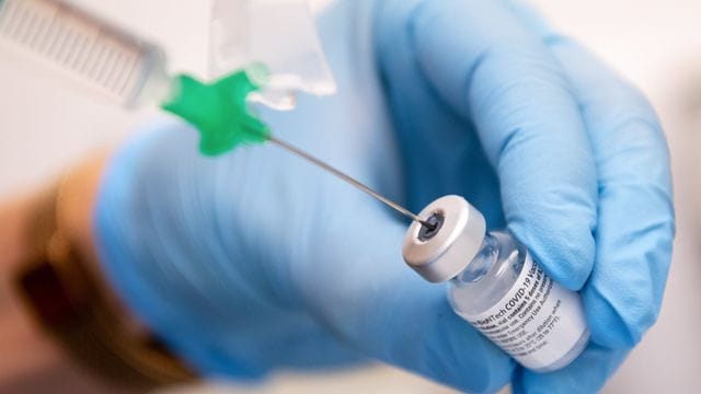 Corona-Impfung mit Impfstoff von Biontech/Pfizer Corona-Impfung mit Impfstoff von Biontech/Pfizer