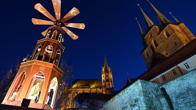 Weihnachtslichter leuchten auf dem Domplatz