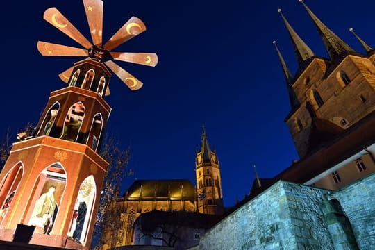 Weihnachtslichter leuchten auf dem Domplatz