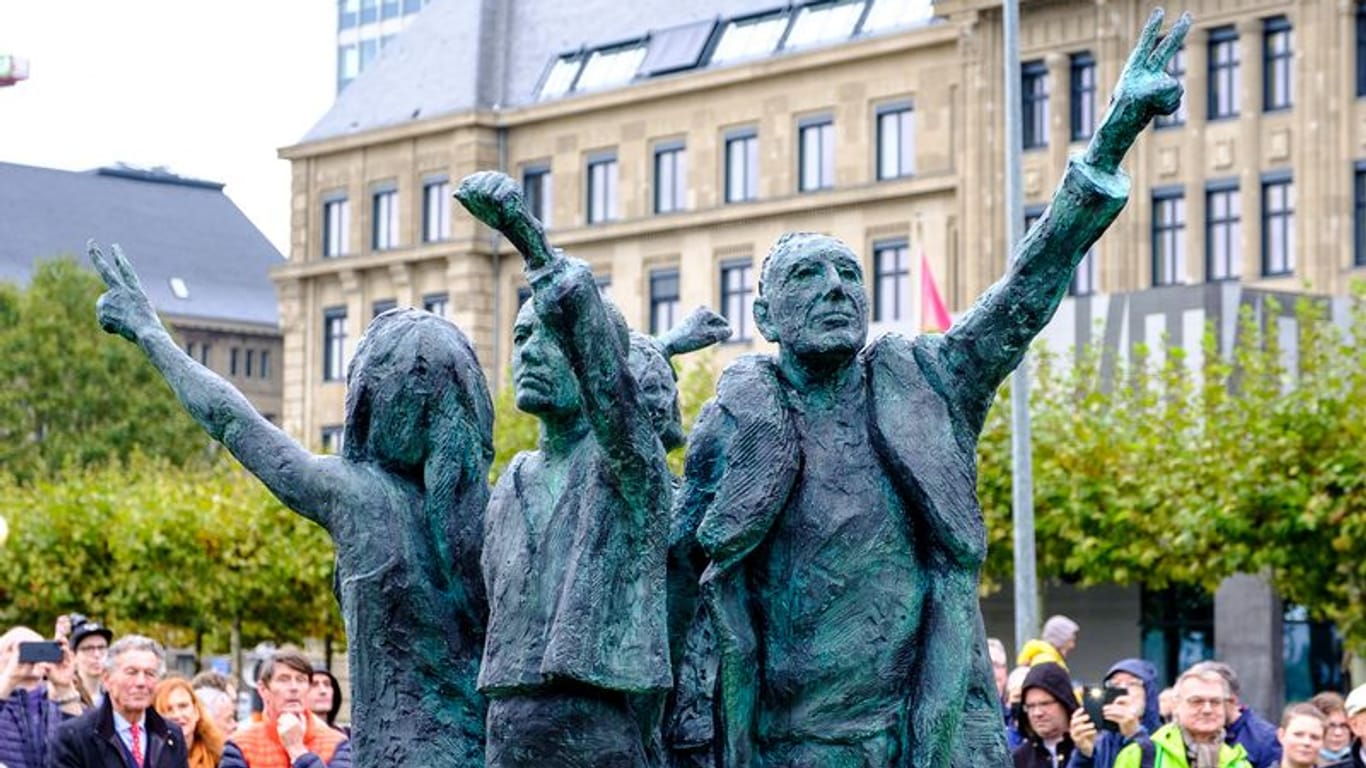 Mit Victory-Zeichen oder der geballten Faust gegen sexuelle Diskriminierung: Das Denkmal wurde am Freitag am Rheinufer enthüllt.