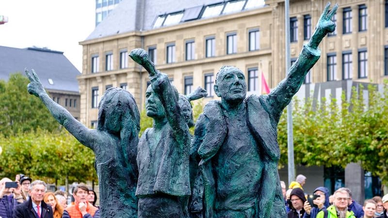 Mit Victory-Zeichen oder der geballten Faust gegen sexuelle Diskriminierung: Das Denkmal wurde am Freitag am Rheinufer enthüllt. Mit Victory-Zeichen oder der geballten Faust gegen sexuelle Diskriminierung: Das Denkmal wurde am Freitag am Rheinufer enthüllt.