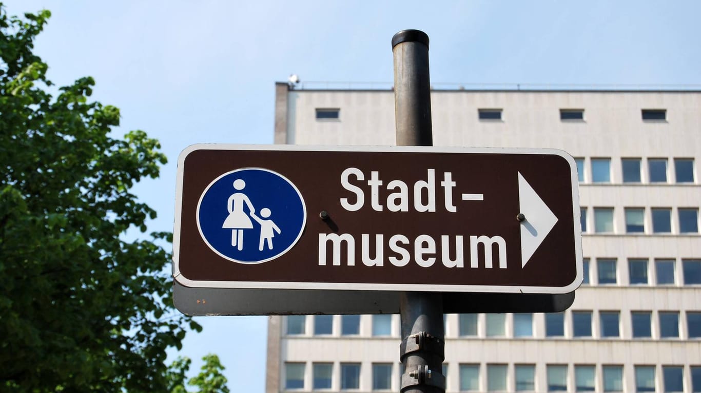 Ein Schild weist den Weg zum Stadtmuseum in Düsseldorf (Archivbild): In städtischen Kultureinrichtungen sind bald nur noch Geimpfte und Genese erlaubt.
