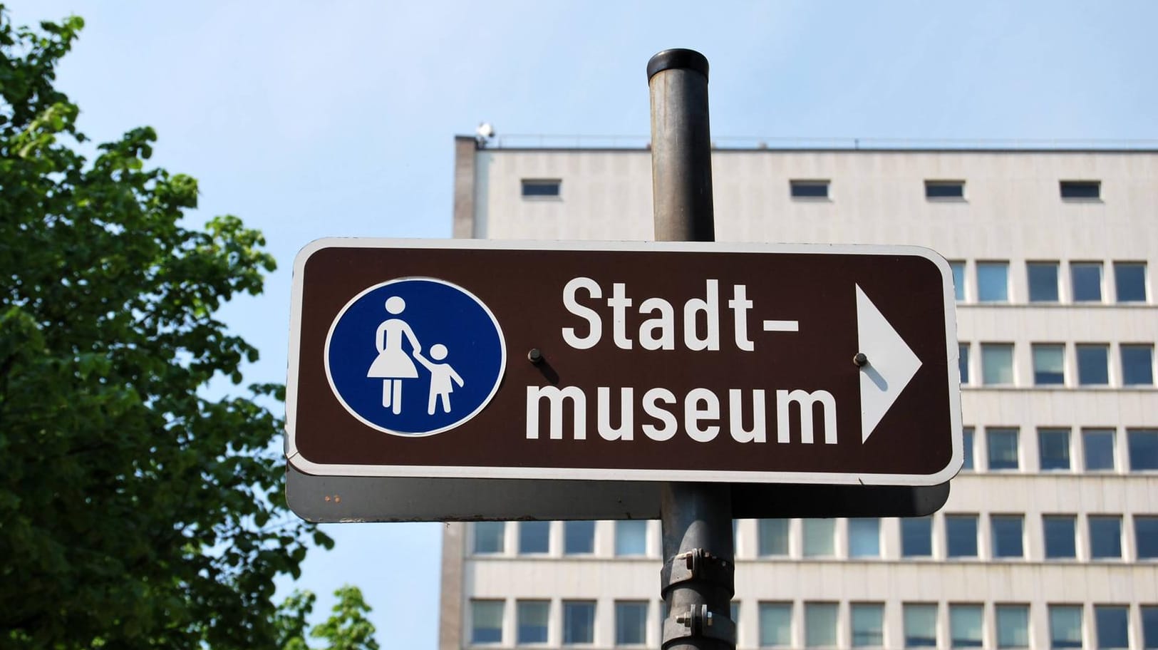 Ein Schild weist den Weg zum Stadtmuseum in Düsseldorf (Archivbild): In städtischen Kultureinrichtungen sind bald nur noch Geimpfte und Genese erlaubt. Ein Schild weist den Weg zum Stadtmuseum in Düsseldorf (Archivbild): In städtischen Kultureinrichtungen sind bald nur noch Geimpfte und Genese erlaubt.