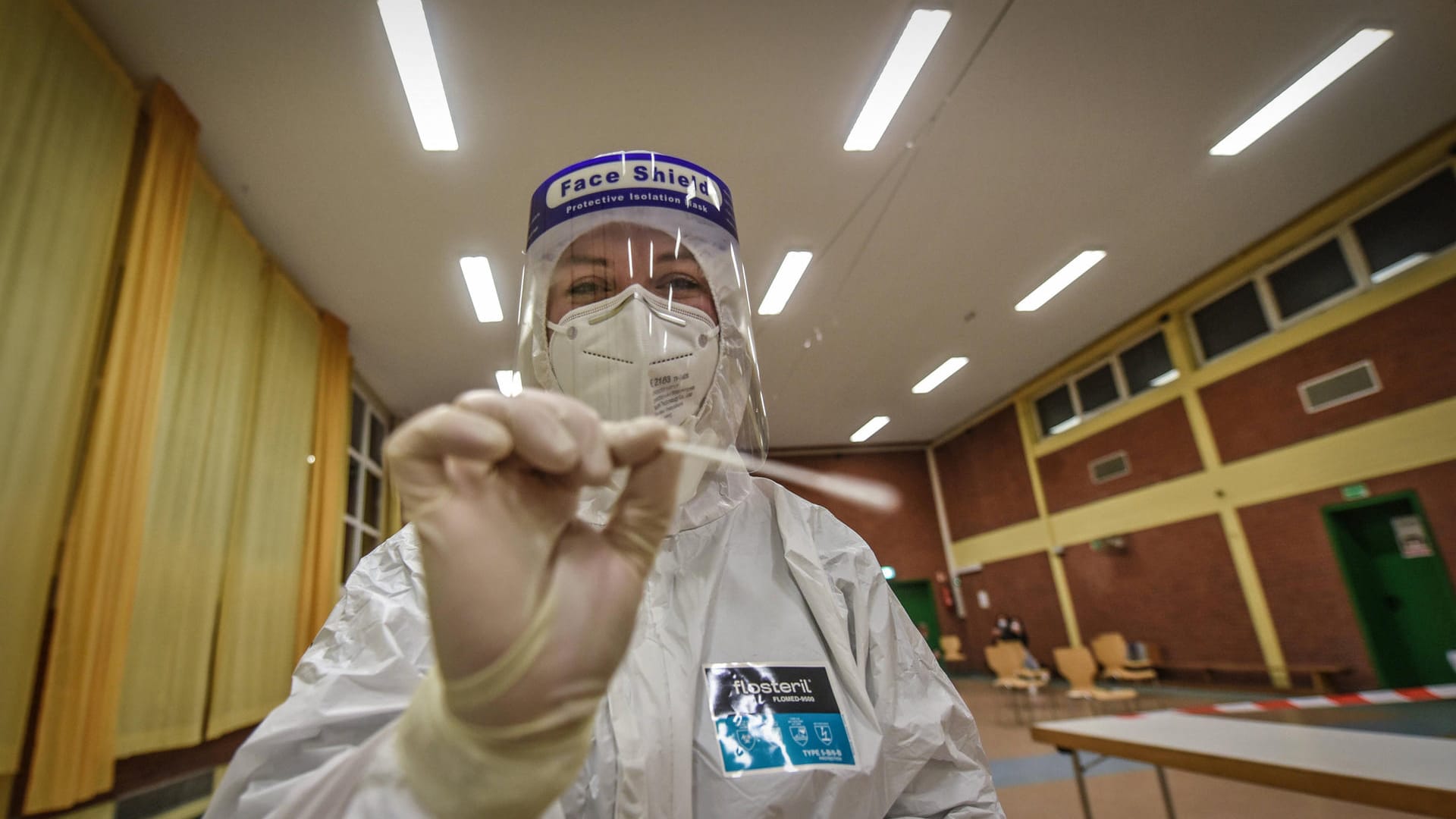 Eine Frau im Schutzanzug nimmt eine Probe für einen Coronatest (Symbolbild): In einem Betreuungsheim sollen Mitarbeiter monatelang Tests gefälscht haben. Eine Frau im Schutzanzug nimmt eine Probe für einen Coronatest (Symbolbild): In einem Betreuungsheim sollen Mitarbeiter monatelang Tests gefälscht haben.