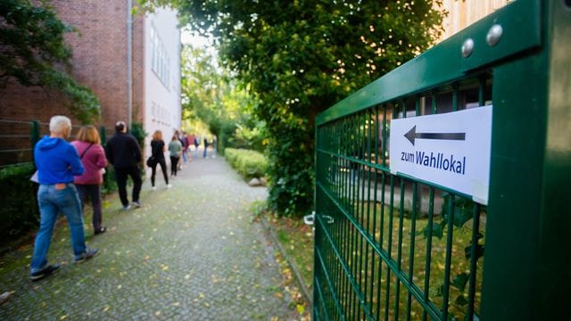 Eine Schlange vor einem Berliner Wahllokal am 26.