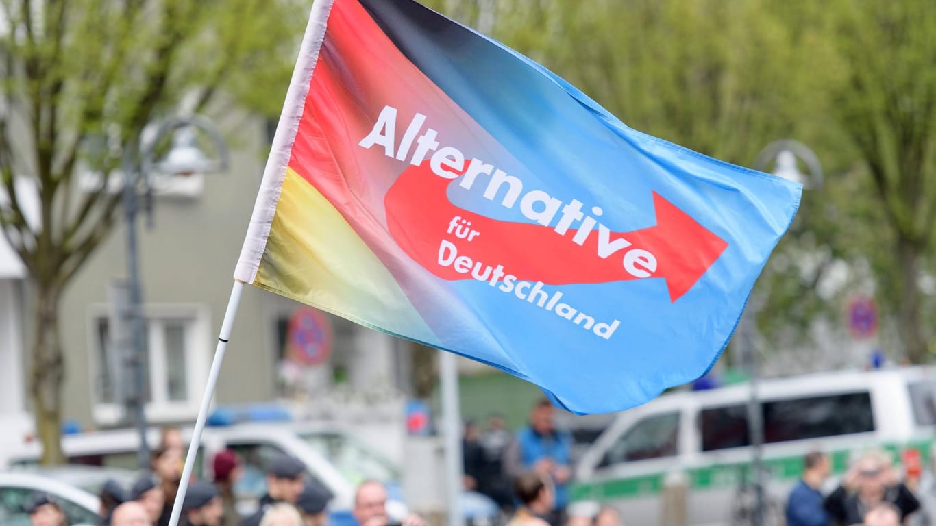 Fahne der AfD auf einer Wahlkampfveranstaltung in NRW (Symbolbild): In der Kölner Messe kann der Landesparteitag der AfD nicht wie geplant stattfinden.