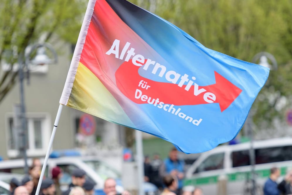 Fahne der AfD auf einer Wahlkampfveranstaltung in NRW (Symbolbild): In der Kölner Messe kann der Landesparteitag der AfD nicht wie geplant stattfinden.