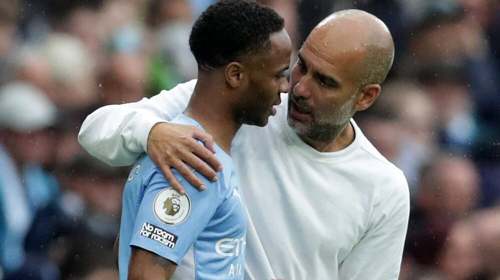 Nicht mehr ganz so im Einklang: City-Star Sterling (li.) und Trainer Guardiola. Nicht mehr ganz so im Einklang: City-Star Sterling (li.) und Trainer Guardiola.