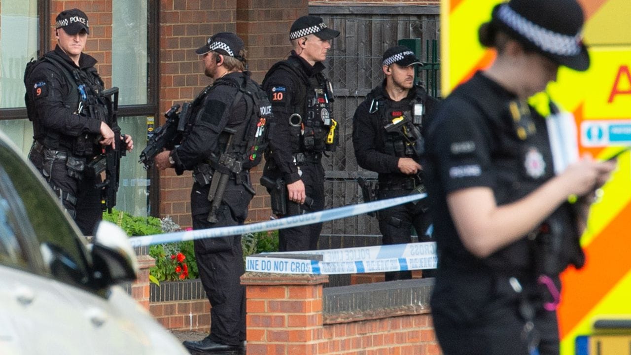 Schwerbewaffnete Polizeibeamte am Tatort in der Nähe der Belfairs Methodist Church, wo der konservative Abgeordnete David Amess zum Opfer eines Messerangriffs wurde.