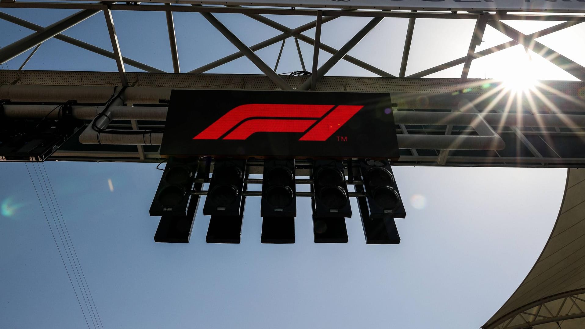 Logo der Formel 1 an der Startampel in Bahrain: 2022 soll es einen Rekord-Kalender geben.