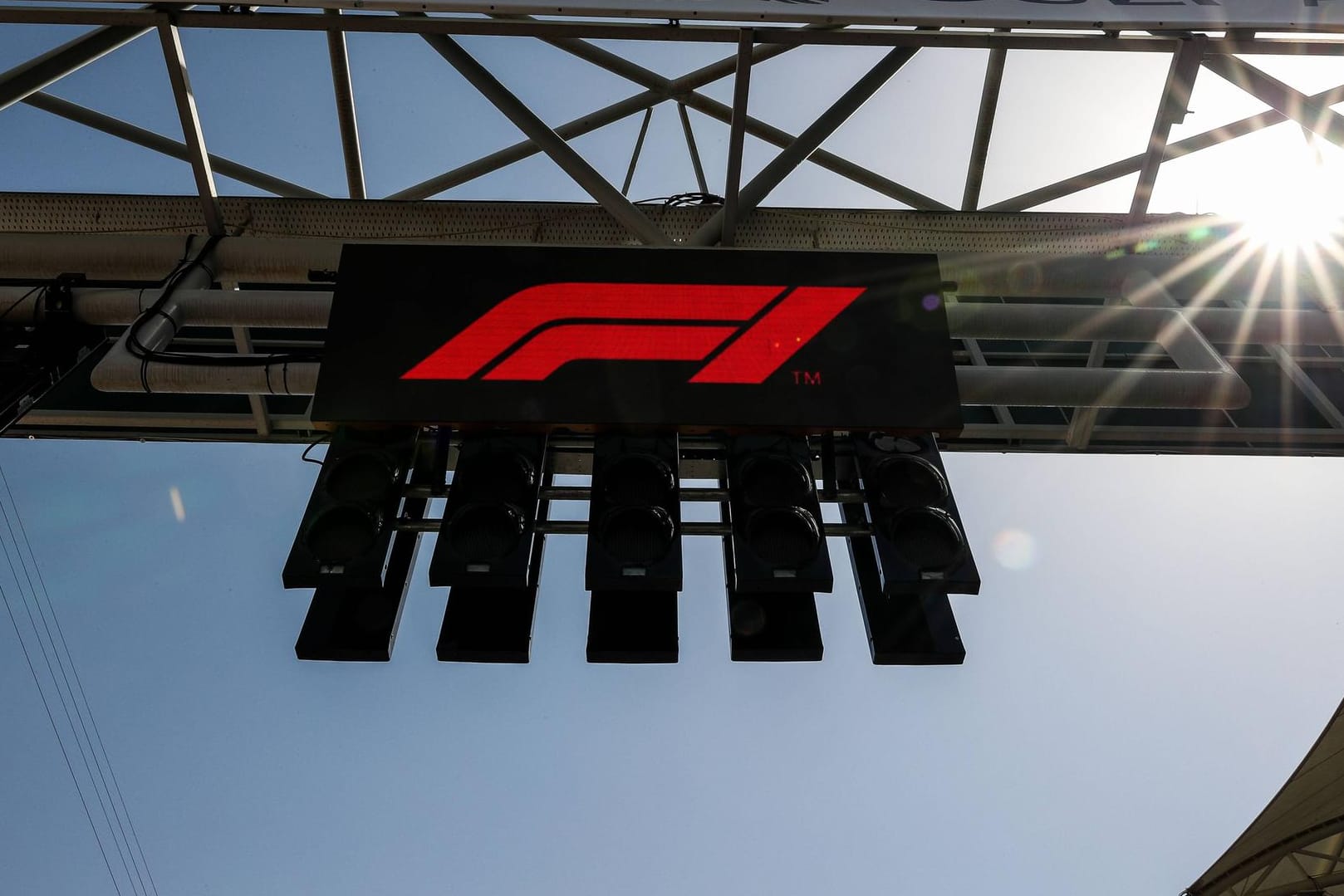 Logo der Formel 1 an der Startampel in Bahrain: 2022 soll es einen Rekord-Kalender geben.