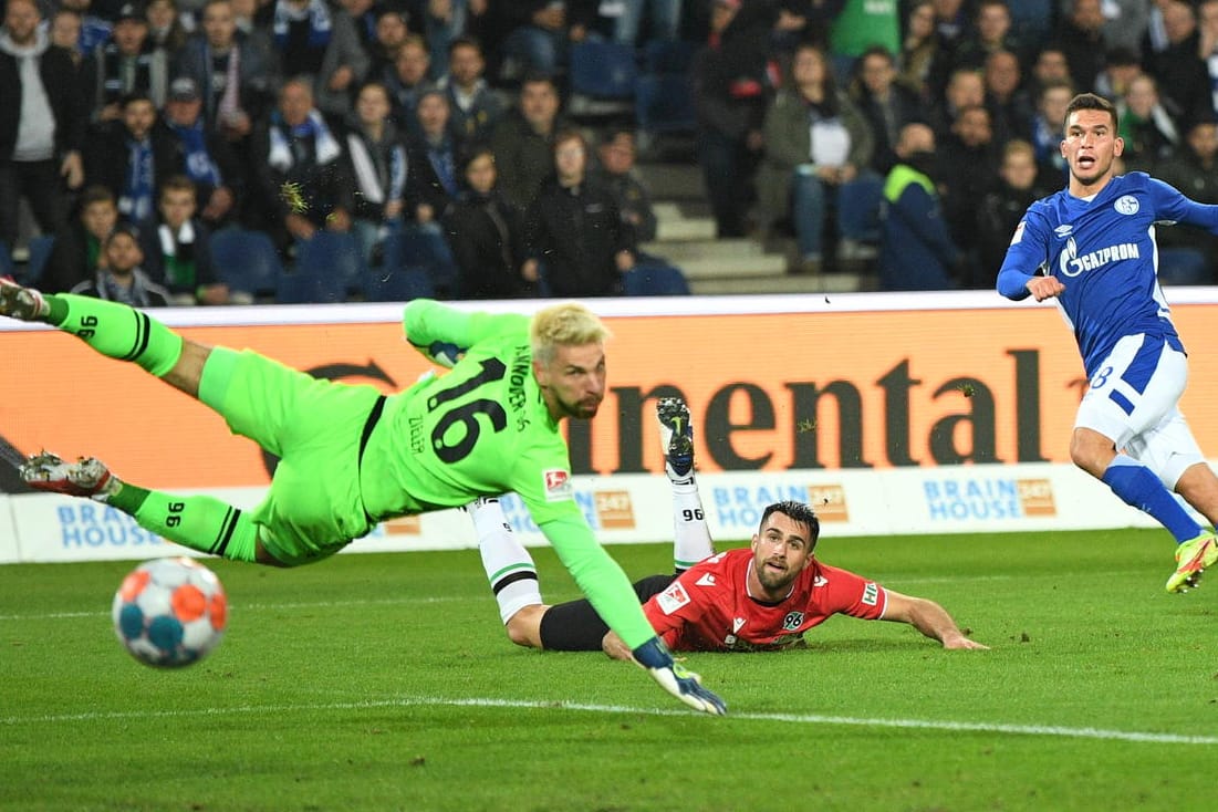 Hannover-Keeper Zieler (li.) im Fokus.