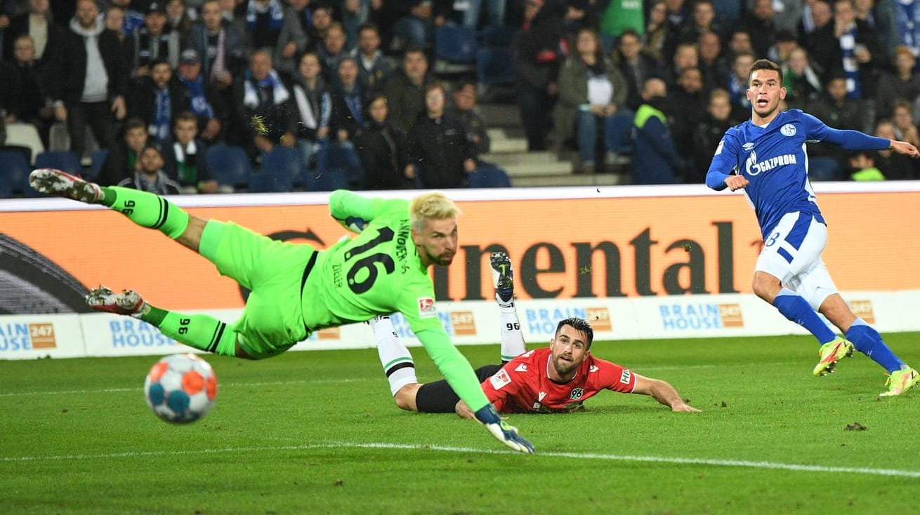 Hannover-Keeper Zieler (li.) im Fokus.