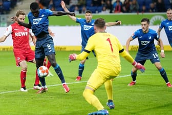 Hoffenheims Bebou (li.) trifft per Hacke gegen Köln.