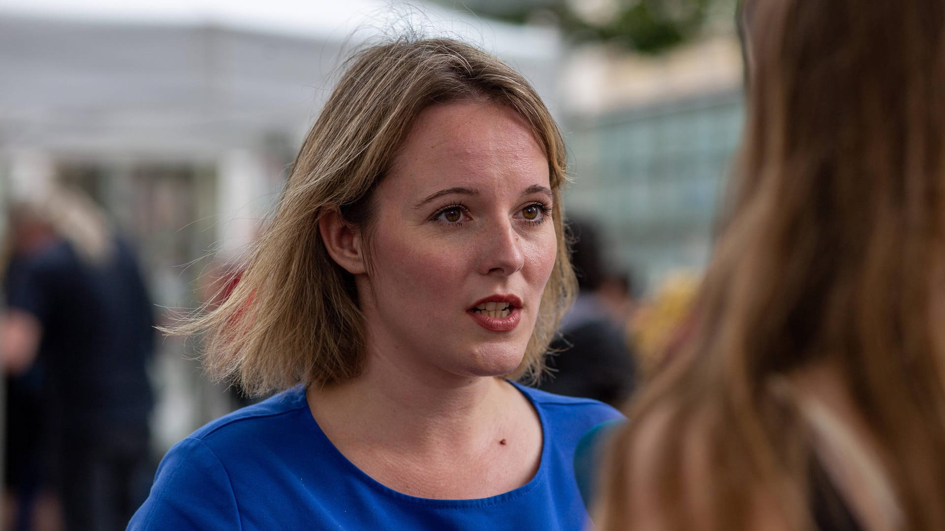 Jessica Rosenthal spricht im Bundestagswahlkampf mit Bürgern (Archivbild). Die Juso-Vorsitzende hat Fragen zu den Finanzen des Sondierungspapiers. Jessica Rosenthal spricht im Bundestagswahlkampf mit Bürgern (Archivbild). Die Juso-Vorsitzende hat Fragen zu den Finanzen des Sondierungspapiers.