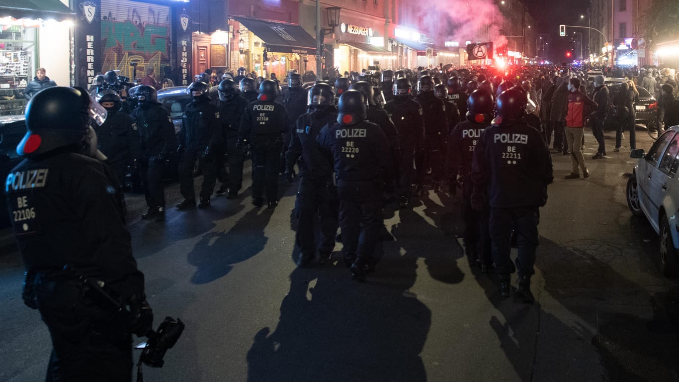 Polizisten begleiten die Demonstration gegen die Räumung der "Köpi"-Wagenburg in Berlin. Dabei kam es zu Ausschreitungen.