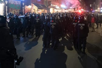 Polizisten begleiten die Demonstration gegen die Räumung der "Köpi"-Wagenburg in Berlin. Dabei kam es zu Ausschreitungen.