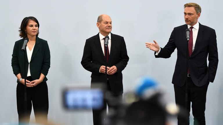 Annalena Baerbock (Grüne), Olaf Scholz (SPD) und Christian Lindner (FDP): Die Parteien wollen Koalitionsverhandlungen aufnehmen.