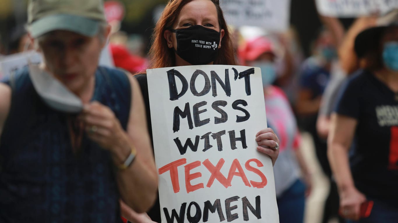 Eine Frau hält ein Protestschild mit der Aufschrift "Don't mess with Texas Women" (Lege Dich nicht mit Frauen aus Texas an) bei einem Protest gegen das Abtreibungsgesetz in der Hand (Archivbild).