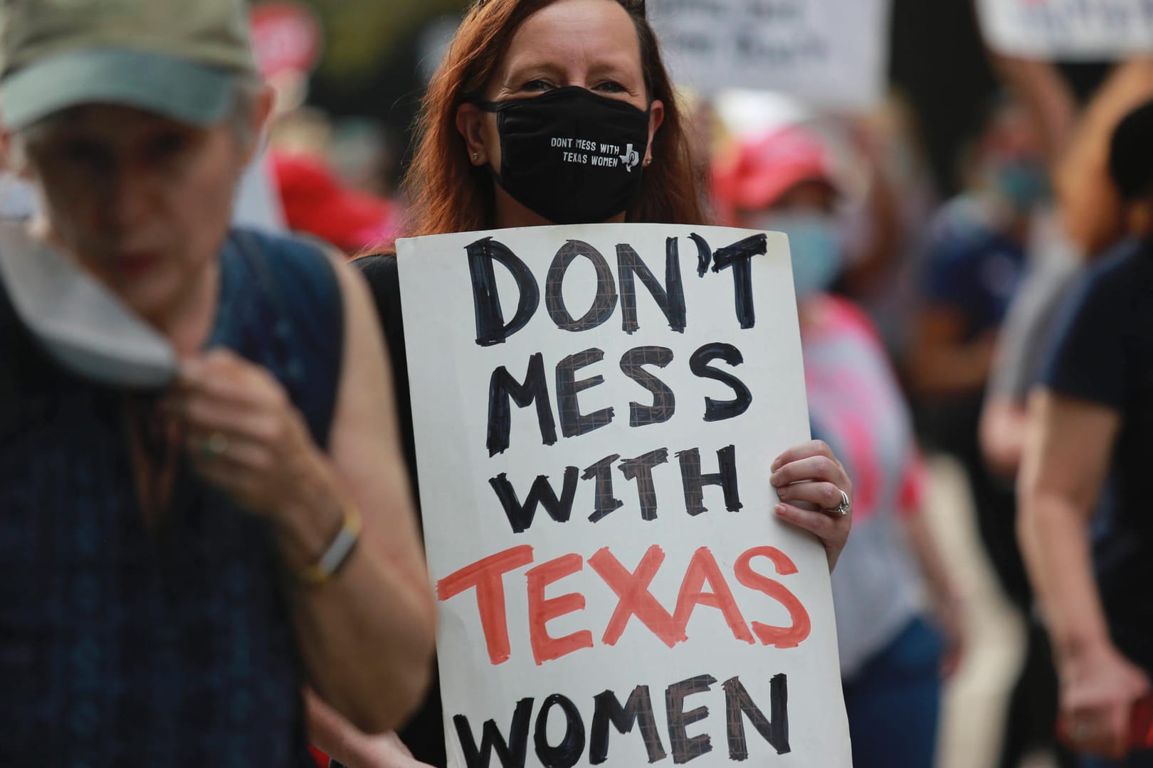 Eine Frau hält ein Protestschild mit der Aufschrift "Don't mess with Texas Women" (Lege Dich nicht mit Frauen aus Texas an) bei einem Protest gegen das Abtreibungsgesetz in der Hand (Archivbild).