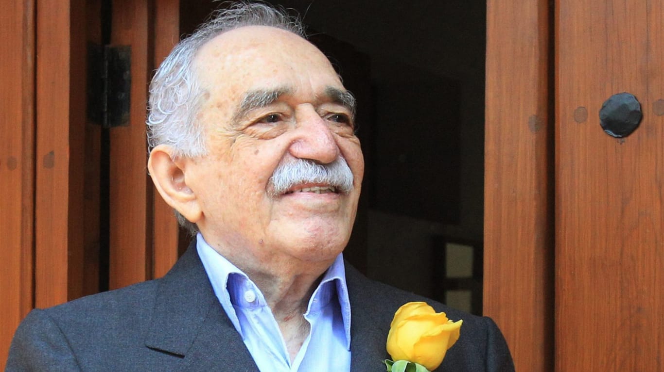 Der Schriftsteller Gabriel Garcia Marquez vor seinem Haus in Mexiko (Archivbild). Seine Garderobe kommt jetzt unter den Hammer.