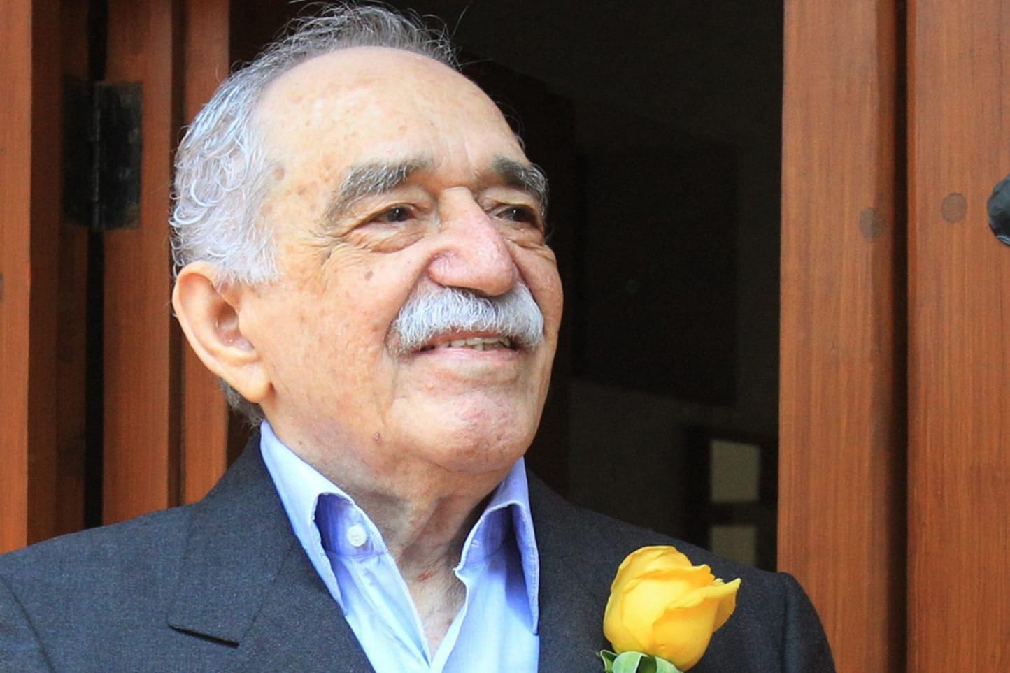 Der Schriftsteller Gabriel Garcia Marquez vor seinem Haus in Mexiko (Archivbild). Seine Garderobe kommt jetzt unter den Hammer.
