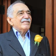 Der Schriftsteller Gabriel Garcia Marquez vor seinem Haus in Mexiko (Archivbild). Seine Garderobe kommt jetzt unter den Hammer.
